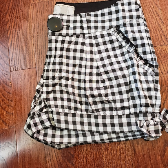 Shorts - Picture 4 of 5